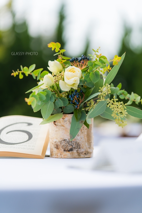 ガーデンの披露宴会場はテーブル番号とオシャレなお花でお出迎え