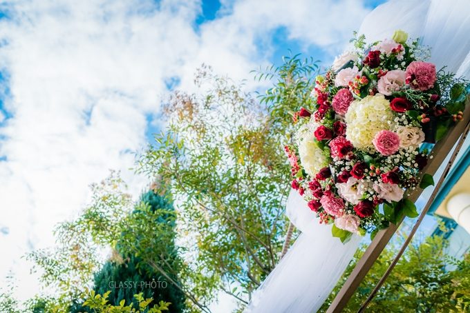 結婚式場入口ゲートに飾られた花のウェルカムリース