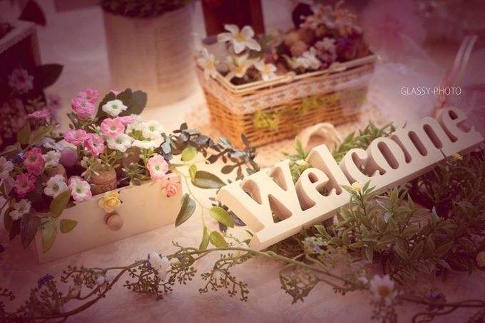 受付スペースの飾りつけに「Welcome」と花