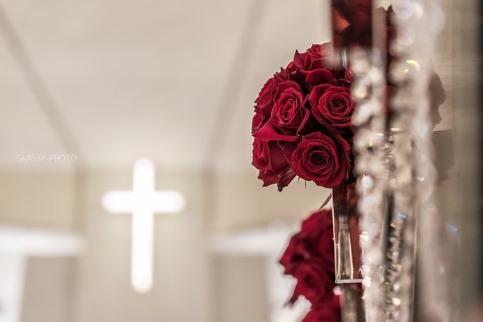 「アルカンシエル luxe mariage 名古屋」さんのチャペルの十字架と赤いバラ