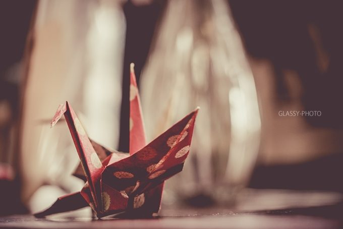 赤い折り紙で作った折り鶴