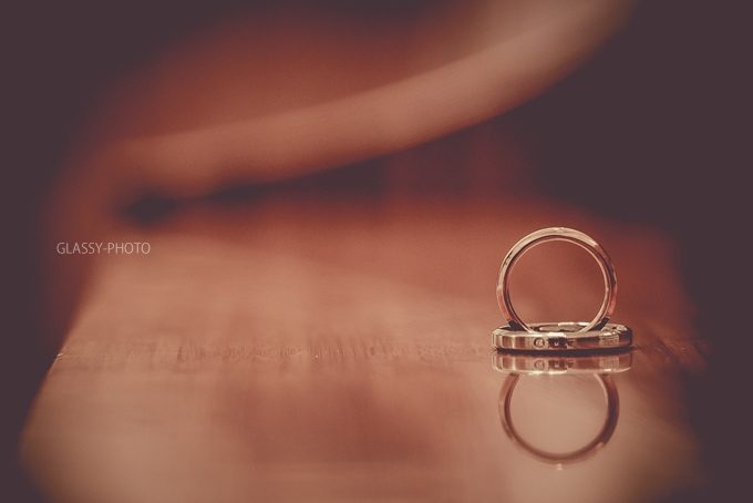 結婚指輪を縦と横に置いて床に反射するようなアングルで