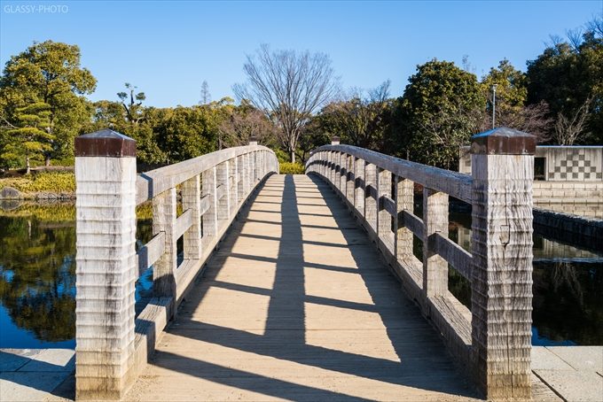 日本庭園を象徴する橋が所々にかかっております