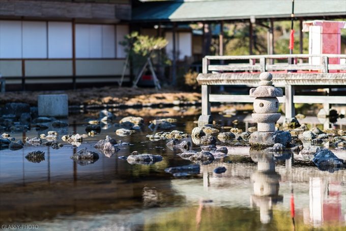 池の中の灯篭が雰囲気出してます