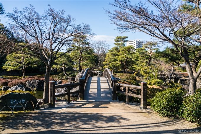 白鳥庭園の北側にあるのは「くすのき橋」