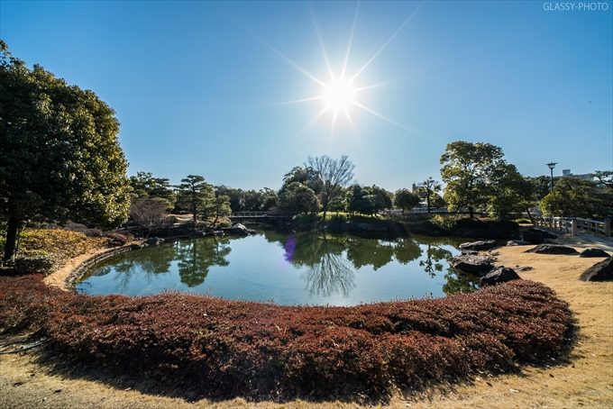 日本庭園の池と橋には青い空と太陽が似合いますねぇ～