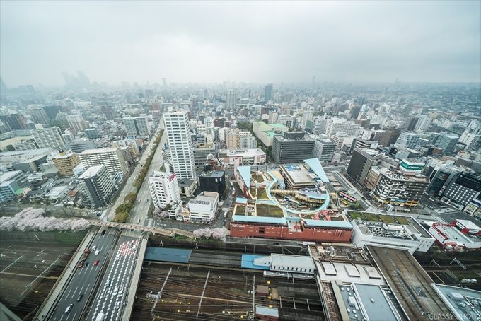 天候が良くなく霞んではいますが高層階ともあってかなり遠くまで見渡すことが出来ます