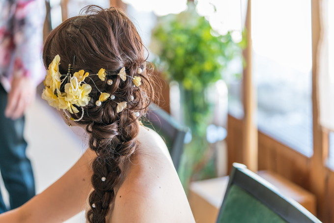 花嫁さんの可愛いヘアアレンジも後ろから撮っておきます