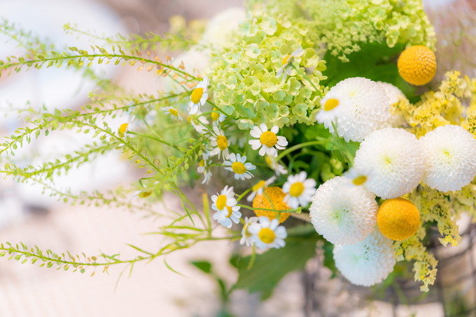 テーブルに飾られたお花もパーティ会場の雰囲気づくりとしてとても重要です