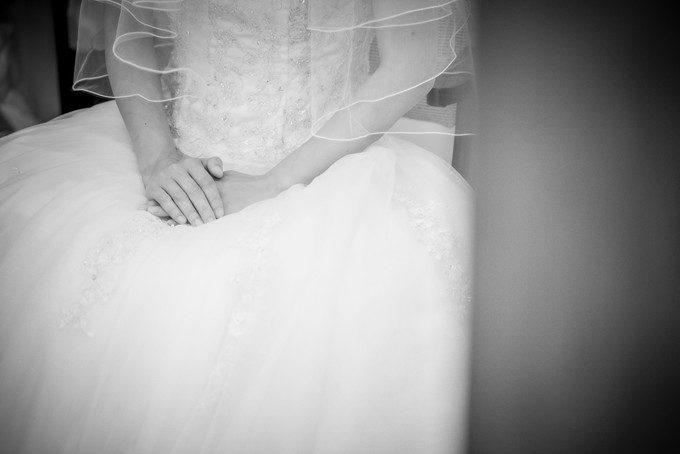 挙式を待つ花嫁さんの手元 緊張感が漂っています