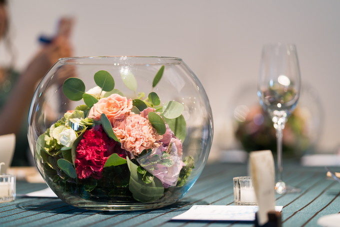 パーティ会場の装飾にはやはりお花が一番! 統一性があるとより美しくなります