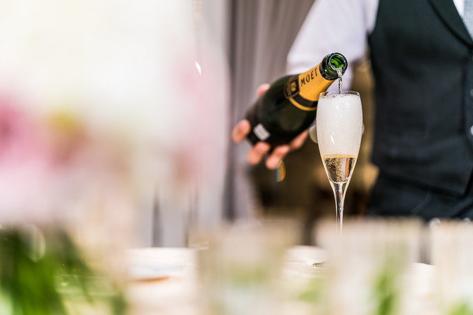 乾杯グラスに注ぐシャンパンもパーティには重要な被写体です