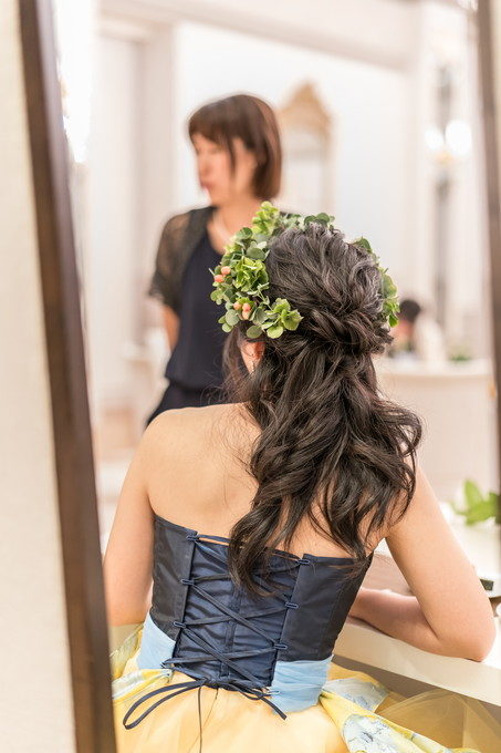 歓談中の花嫁さんのヘアースタイルを後ろから撮ります