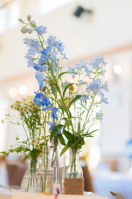 ゲストテーブルに飾る花も雰囲気づくりには重要なものですね