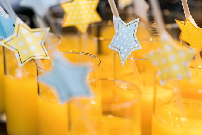 オレンジジュースのストローにも可愛らしい星の飾りつけがされています