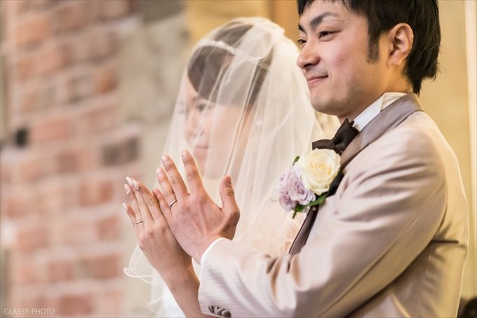 交換した結婚指輪を披露する新郎新婦