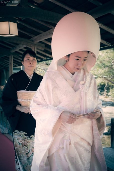 花嫁を見つめるお母さん