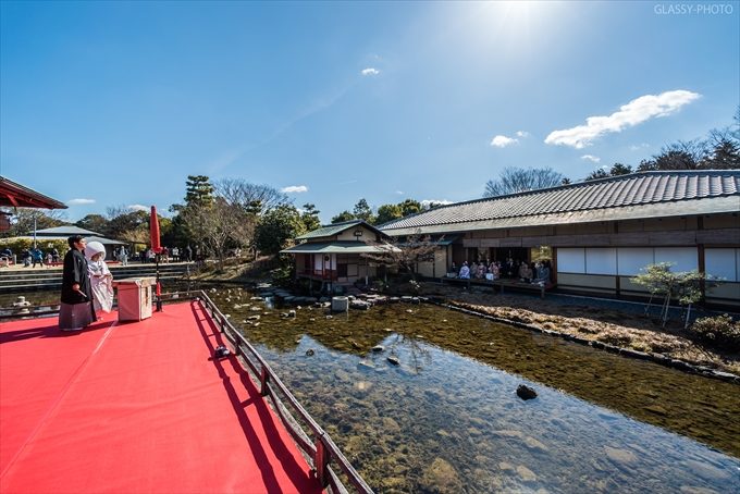 挙式会場と披露宴会場は池を挟んで離れています