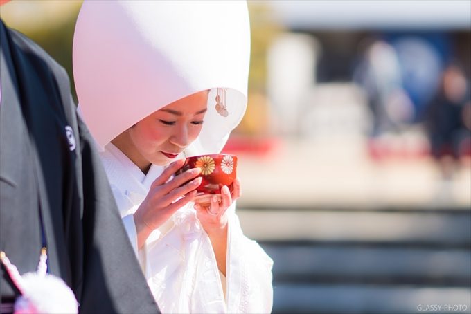 誓盃の儀でお神酒をいただく新婦