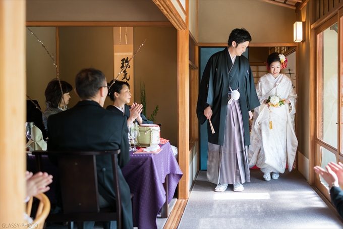 披露宴会場に新郎新婦の入場です