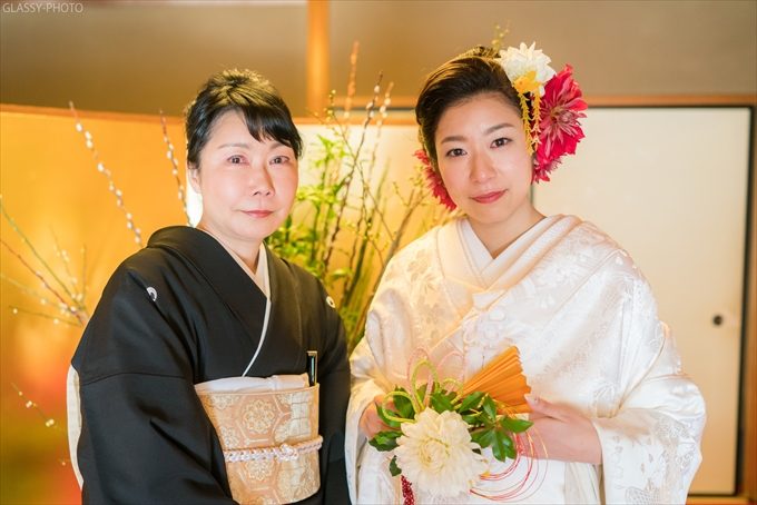 中座でお母さんと新婦さんのツーショット