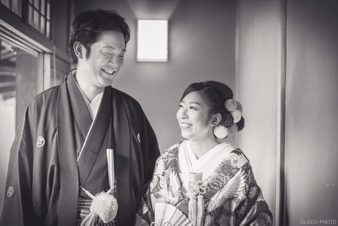 入場前に笑顔の新郎新婦