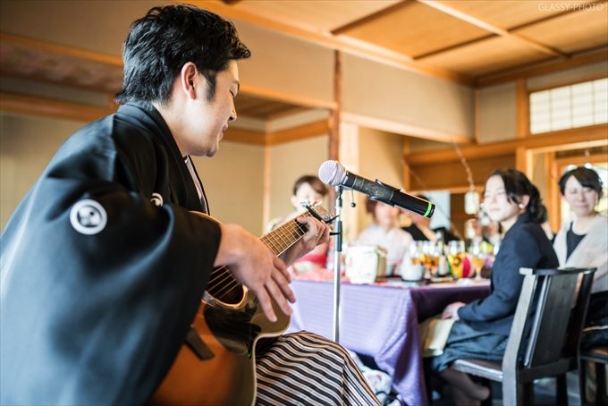 弾き語る新郎さんの横顔