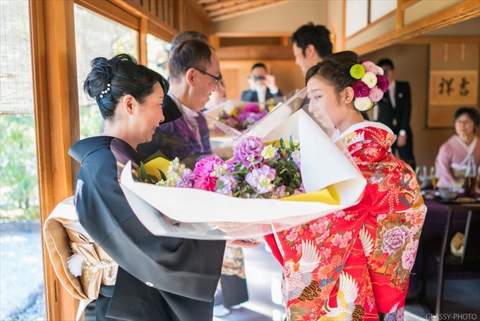 花嫁からの花束に笑顔の母