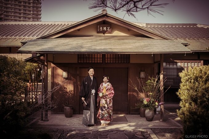 披露宴会場の清羽亭前でポーズ写真