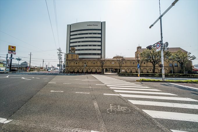 羽島の大きな道路の大きな交差点の角にあるホテルです