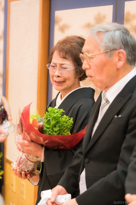 お母様に花束の贈呈です