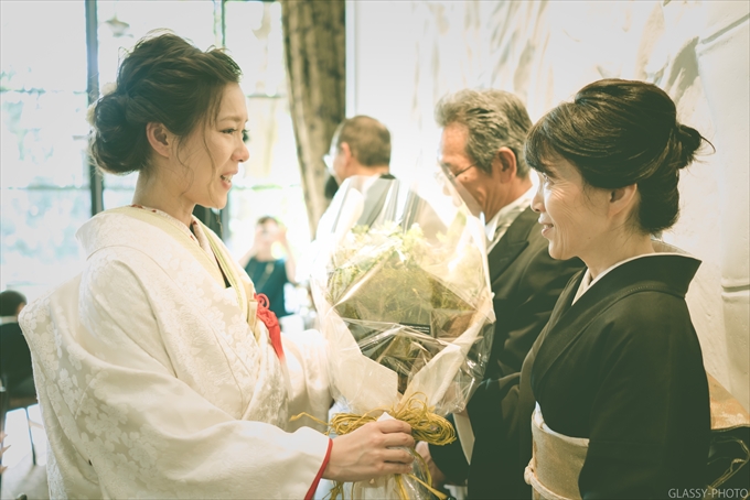 花嫁さんの感謝の手紙からご両親への花束贈呈へと続きます