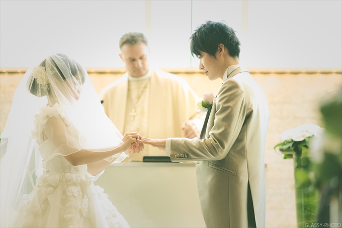 誓いのしるしとして結婚指輪の交換を行います