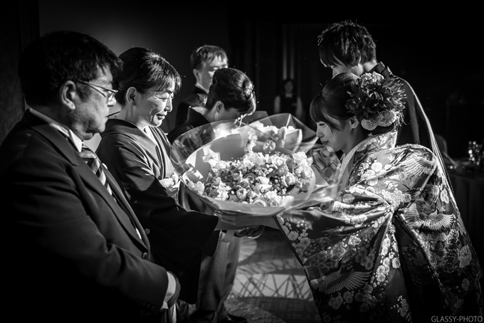 花嫁さんによる感謝のお手紙朗読から花束贈呈です