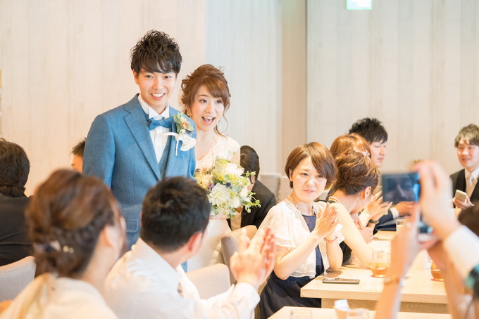 お友達を見つけたようでビックリ顔の新婦さん