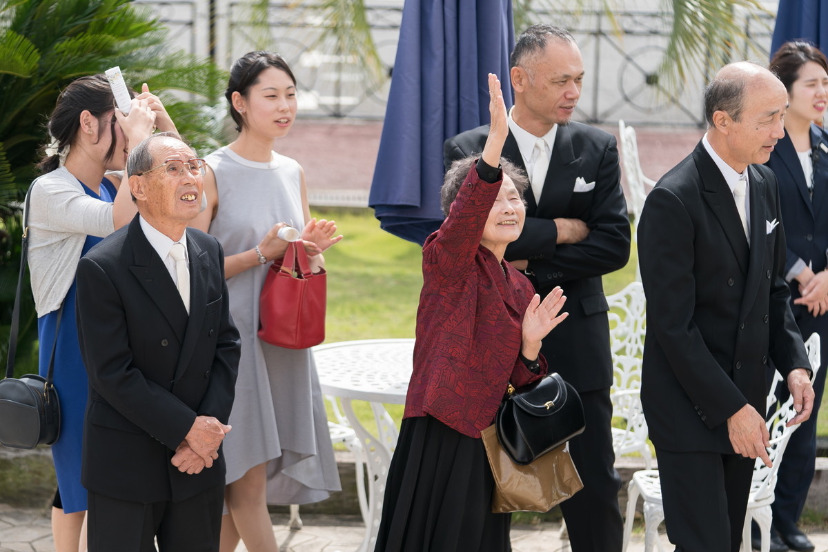 じいちゃんばあちゃんも祝福の言葉をかけます