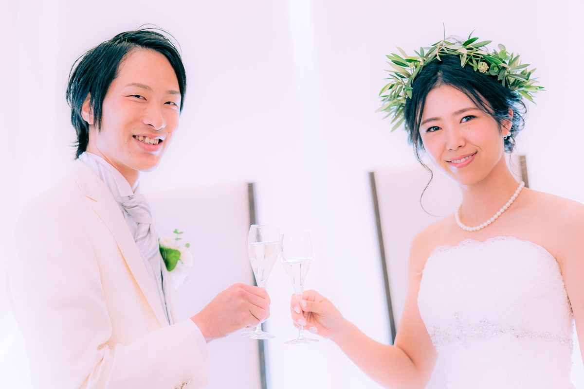 シャンパンを持って乾杯をする新郎新婦