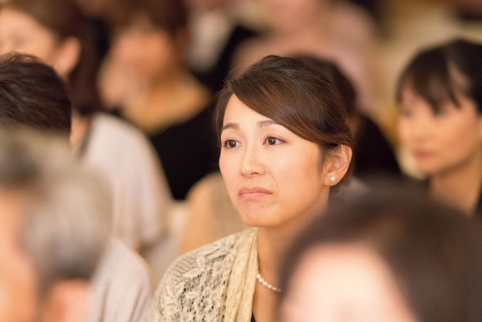 挙式に感動する新婦友人