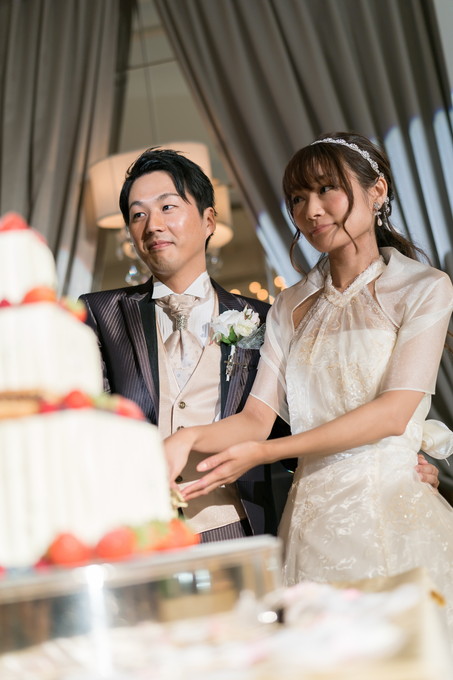 ウェディングケーキに入刀する新郎新婦