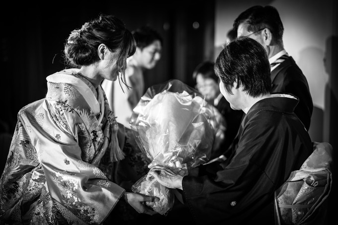 母親に感謝の花束を渡す花嫁