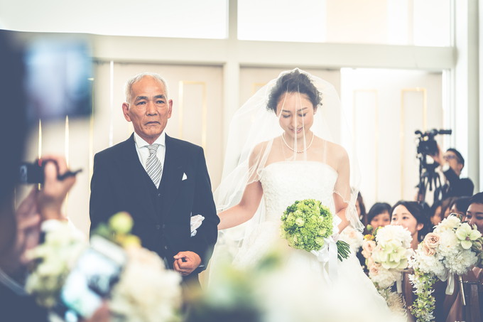 花嫁の横で真剣な父の表情