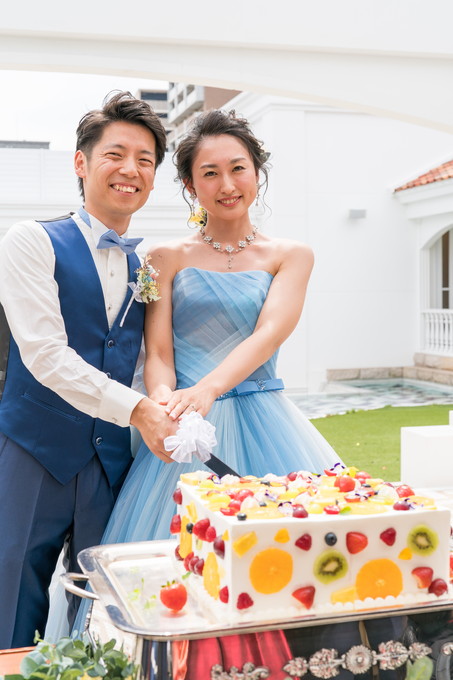 ウェディングケーキに入刀する新郎新婦