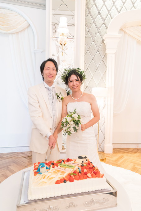 ウェディングケーキに入刀する新郎新婦