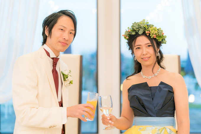 笑顔で乾杯する新郎新婦