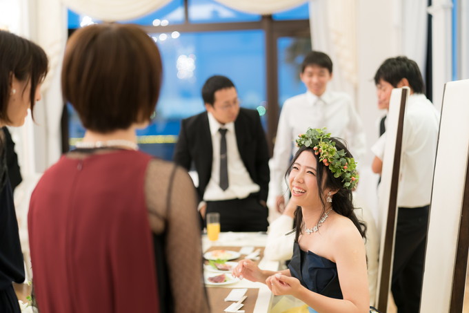 友達と笑顔で会話する花嫁