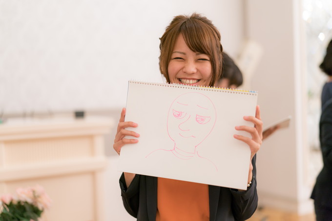 書いた絵を見せる新婦友人