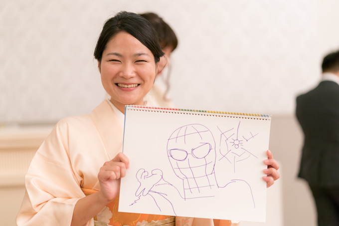 スパイダーマンの絵を描いた和服女性