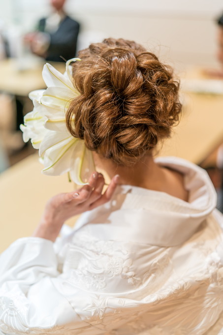 大きなお花のついた花嫁のヘアースタイル