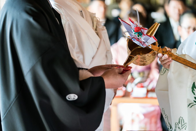 三三九度でお酒を受ける新郎の手元