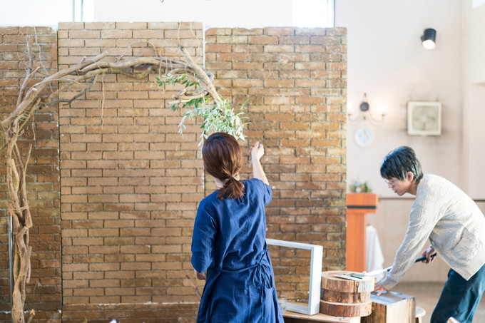 高砂の準備をするお花屋さん